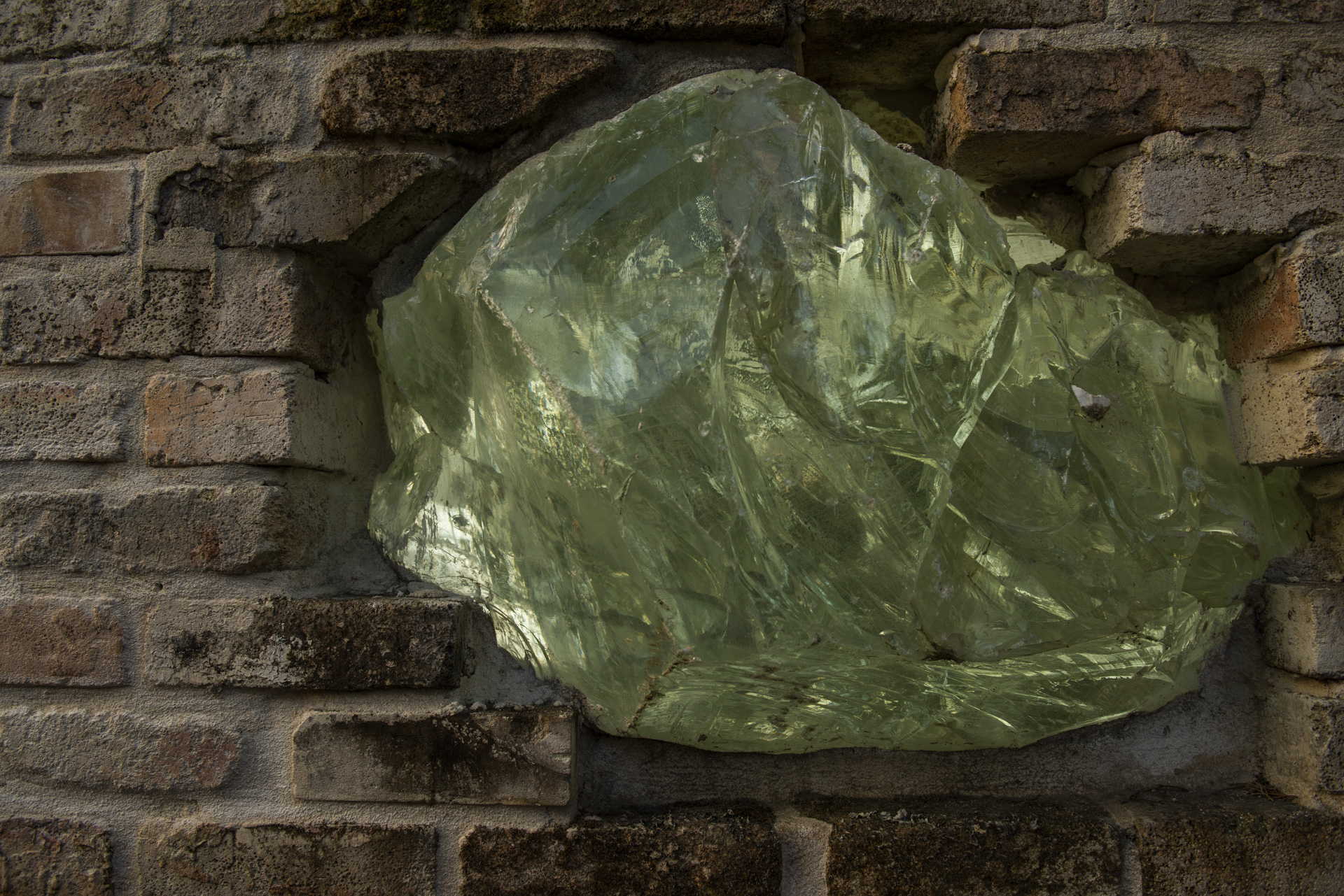 牆上的星辰：玻璃結晶裝飾的時間層次